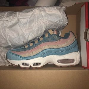 Women’s air max 95 LX size 6.5 fits like a 7
